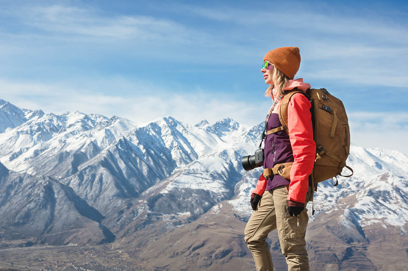 Γυναίκα φωτογράφος σε ταξίδι περιπέτειας χιονισμένα βουνά