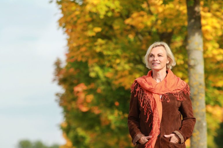 Γυναίκα περπατά στο πάρκο