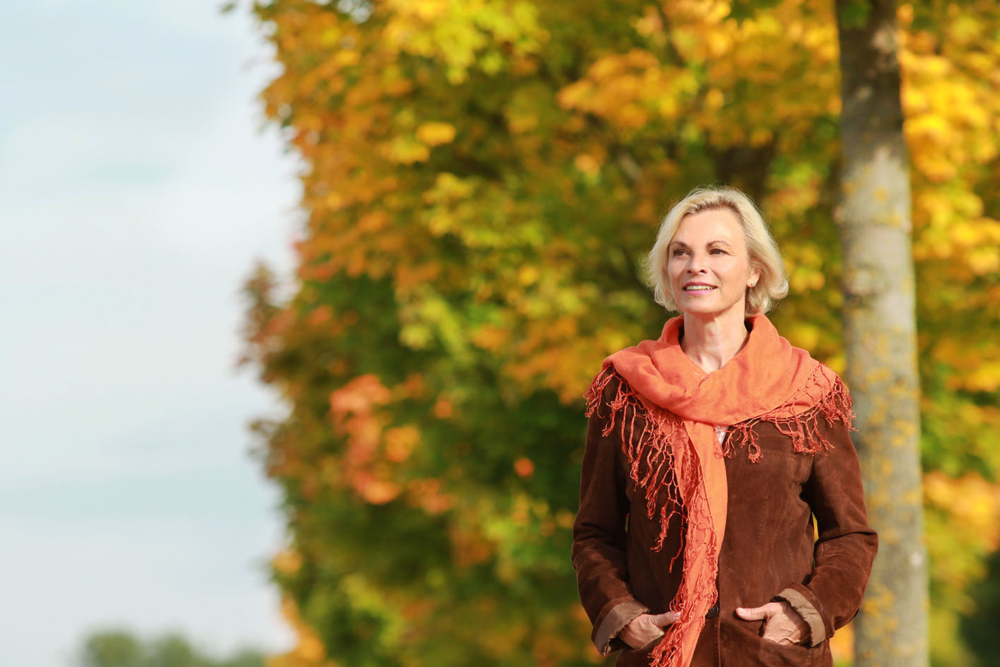 Γυναίκα περπατά στο πάρκο