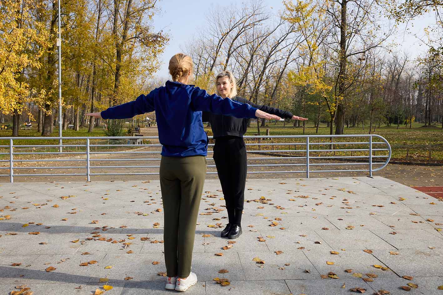 Δύο γυναίκες μέσης ηλικίας γυμνάζονται σε εξωτερικό χώρο