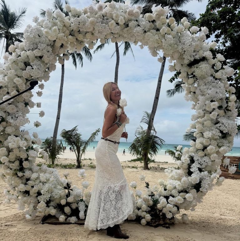 Η Χριστίνα Παππά με λευκό φόρεμα στην παραλία