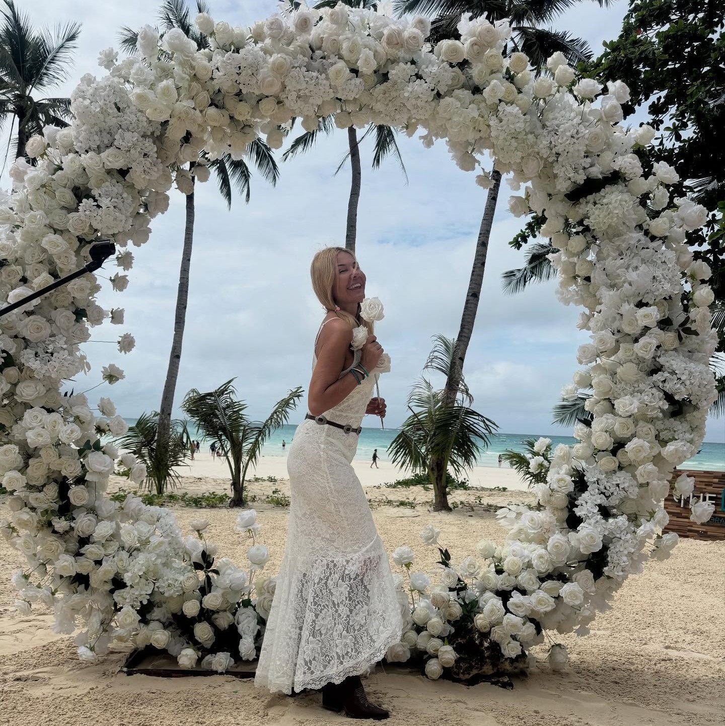 Η Χριστίνα Παππά με λευκό φόρεμα στην παραλία