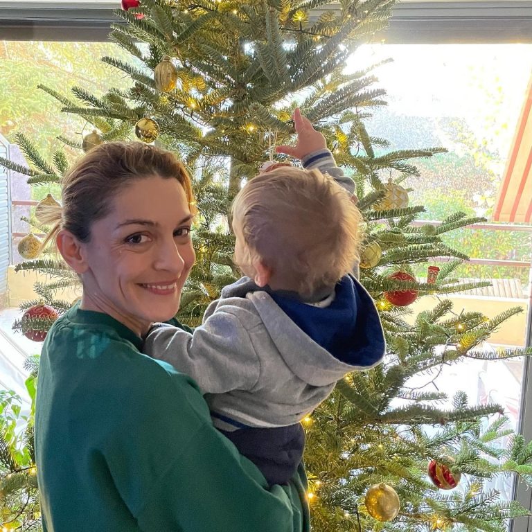 Η Γιούλικα Σκαφίδα με τον γιο της στο χριστουγεννιάτικο δέντρο