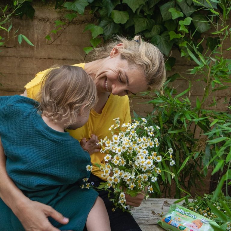 Η Γιούλικα Σκαφιδά με τον γιο της