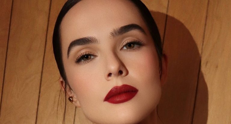 H Zoey Dutch με όμορφα πυκνά φρύδια