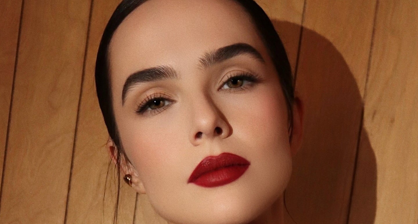 H Zoey Dutch με όμορφα πυκνά φρύδια