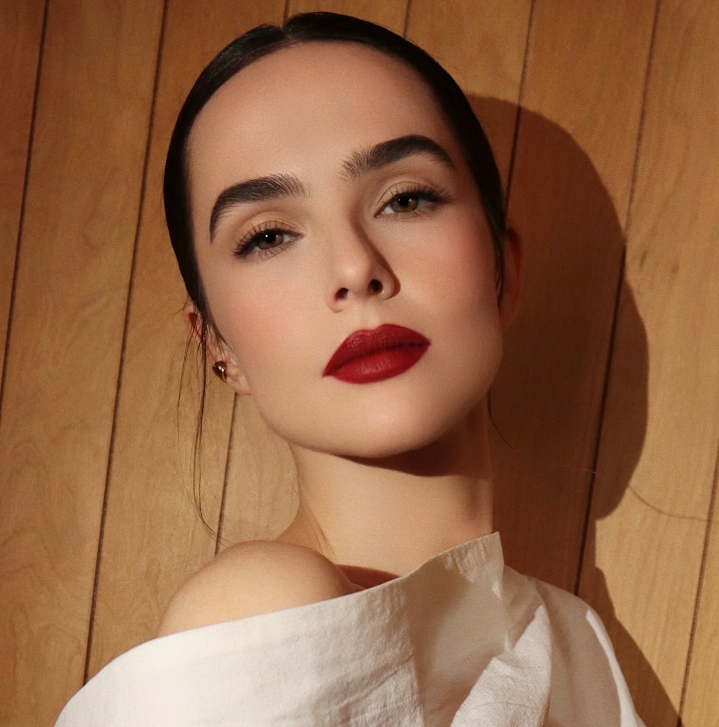 H Zoey Dutch με όμορφα πυκνά φρύδια