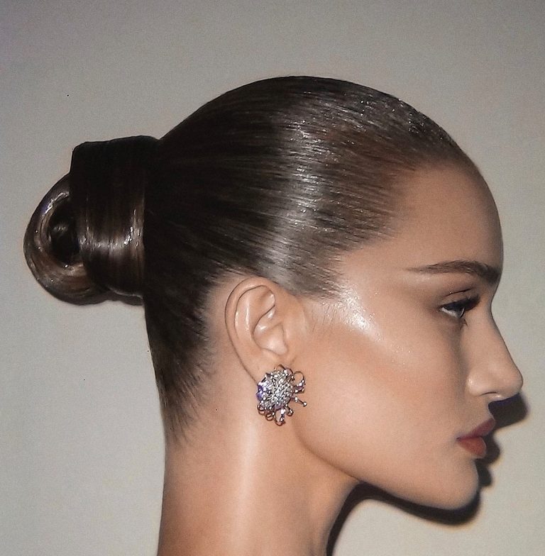 Sleek λείο σινιόν με hair wax stick