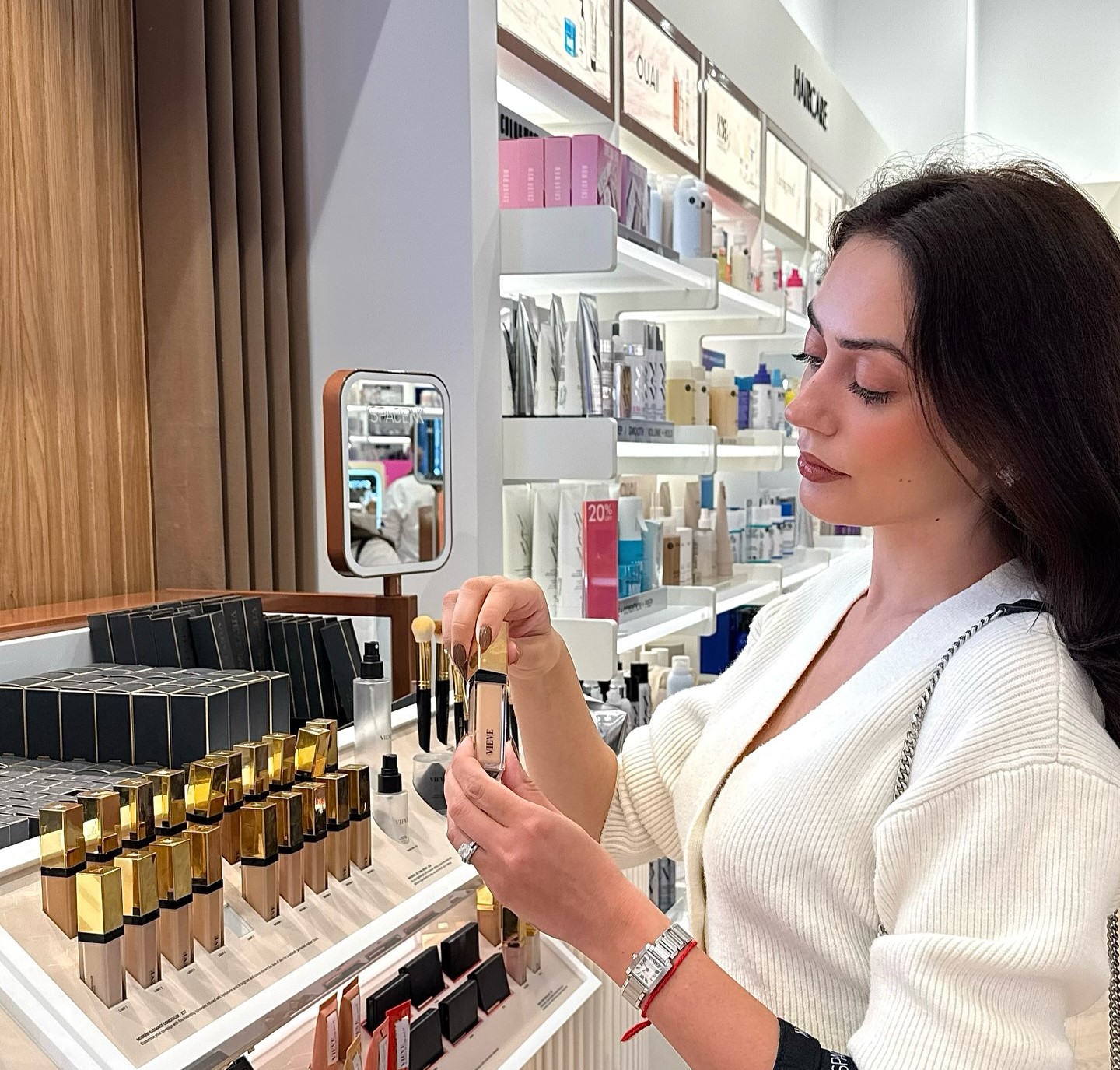 Γυναίκα ψωνίζει value for money καλλυντικά