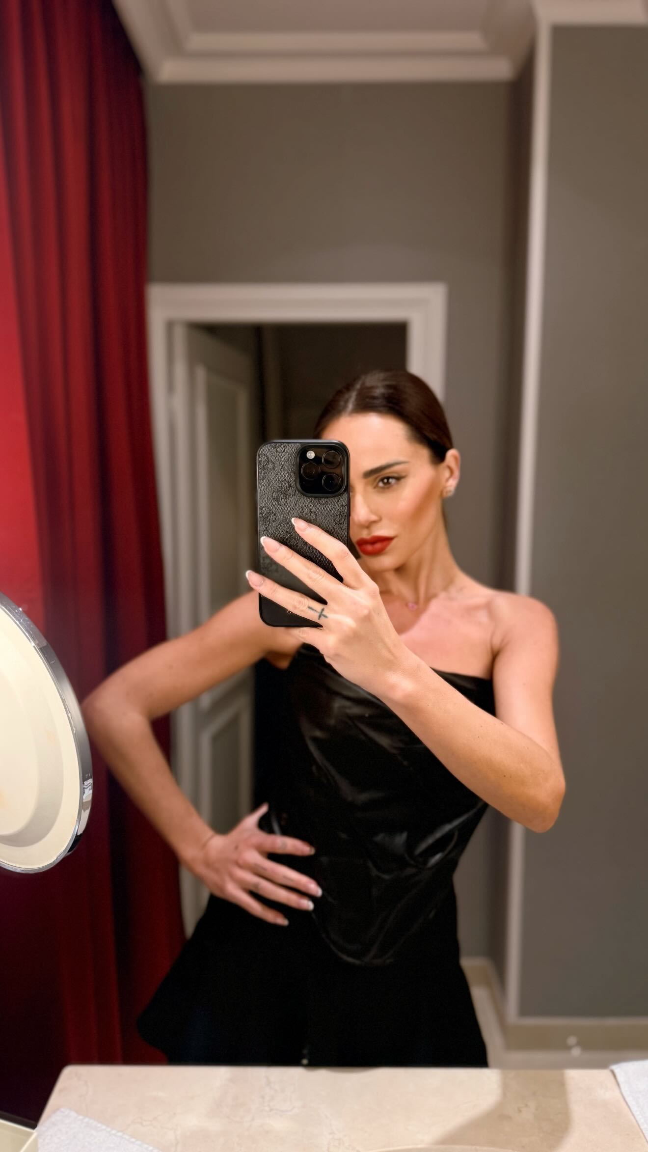 Η Μαρία Αντωνά σε βραδινή έξοδο στο Παρίσι