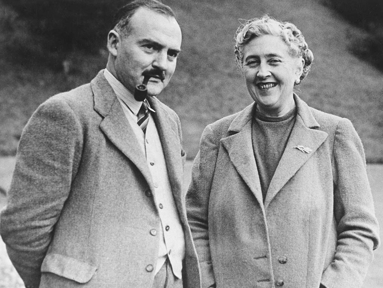 H Agatha Christie με τον αρχαιολόγο σύζυγό της Max Mallowan στον περίβολο του σπιτιού τους, Greenway House στο Ντέβονσαϊρ. 