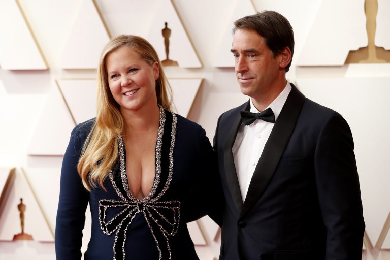 H Amy Schumer και ο Chris Fischer φθάνουν στα 94α Όσκαρ στο Dolby Theatre στο Χόλιγουντ, 27 Μαρτίου 2022