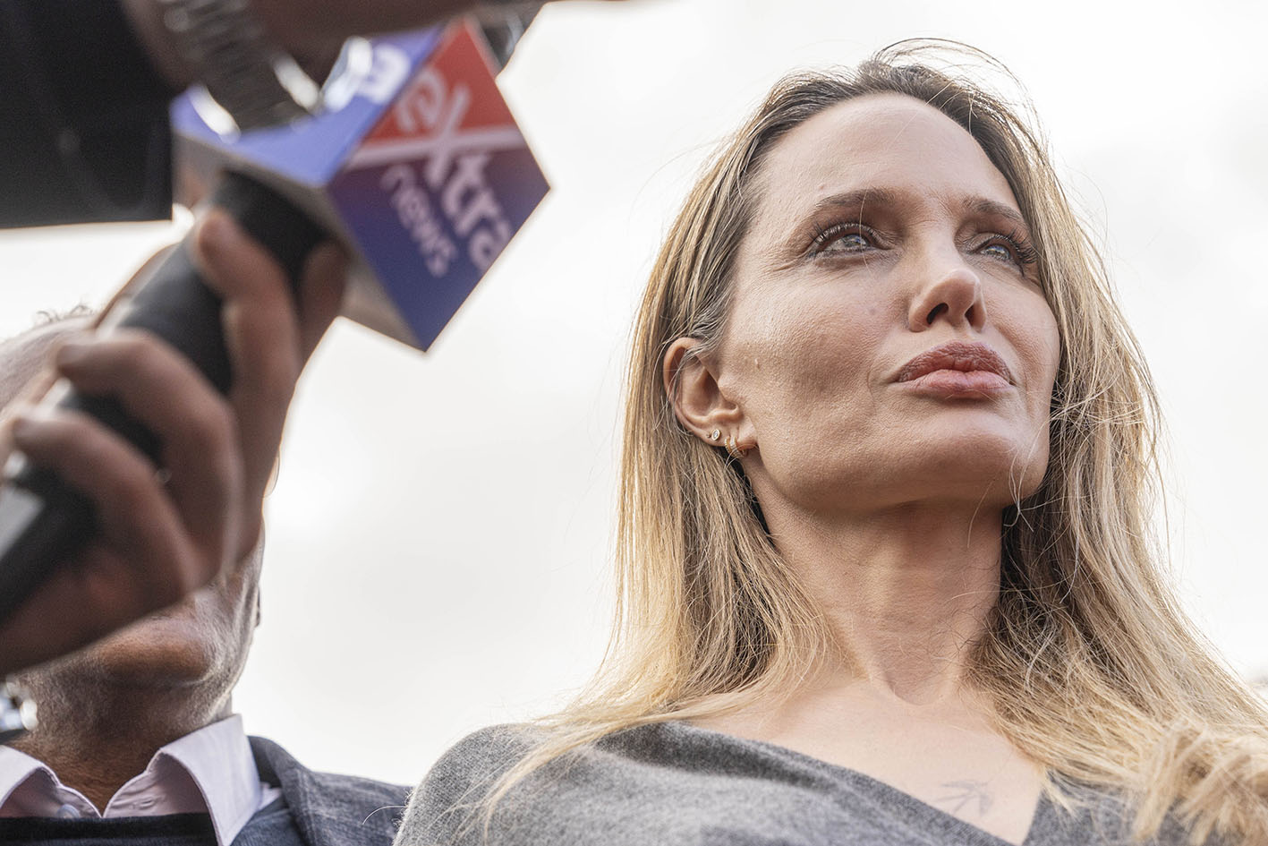 H Angelina Jolie επιθεωρεί το συνοριακό πέρασμα Ράφα μεταξύ Αιγύπτου και Λωρίδας της Γάζας στις 2 Ιανουαρίου 2026 στη Ράφα της Αιγύπτου. Τα σύνορα της Αιγύπτου με τη Λωρίδα της Γάζας αποτελούν ζωτικό διάδρομο για την παροχή βοήθειας στο παλαιστινιακό έδαφος, αν και τα περάσματα παραμένουν κλειστά για την κυκλοφορία των πολιτών, εκτός από περιστασιακές ιατρικές περιπτώσεις.