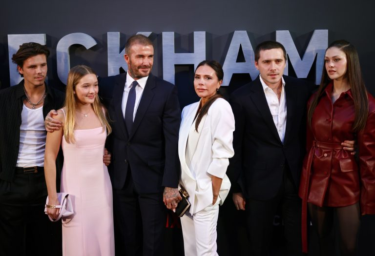 O Cruz Beckham, η Harper Beckham, ο David Beckham και η Victoria Beckham, με τον Brooklyn Peltz Beckham και τη Nicola Peltz Beckham στην πρεμιέρα του "Beckham" στο Curzon Mayfair στο Λονδίνο, 3 Οκτωβρίου 2023