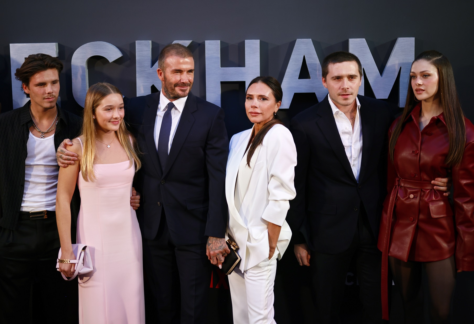 O Cruz Beckham, η Harper Beckham, ο David Beckham και η Victoria Beckham, με τον Brooklyn Peltz Beckham και τη Nicola Peltz Beckham στην πρεμιέρα του "Beckham" στο Curzon Mayfair στο Λονδίνο, 3 Οκτωβρίου 2023