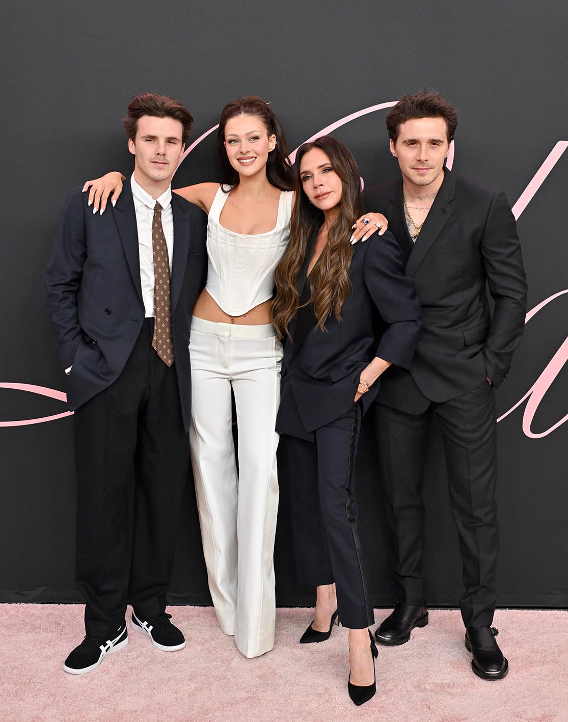 Από αριστερά προς τα δεξιά. Ο Cruz Beckham, η Nicola Peltz Beckham, η Victoria Beckham και ο Brooklyn Peltz Beckham στην πρεμιέρα "Lola" στις 3 Φεβροουαρίου 2024 στο Λος Άντζελες της Καλιφόρνια.