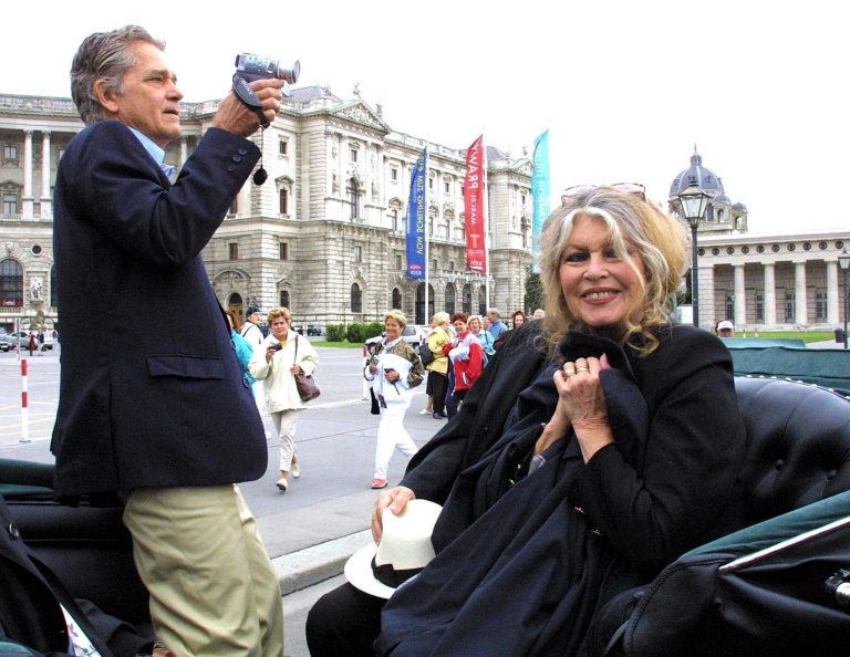 H Brigitte Bardot και ο σύζυγός της, Bernard Ormale, ποζάρουν για τους φωτογράφους στη διάρκεια της επίσκεψής τους στη Βιέννη, 26 Μαΐου 2002