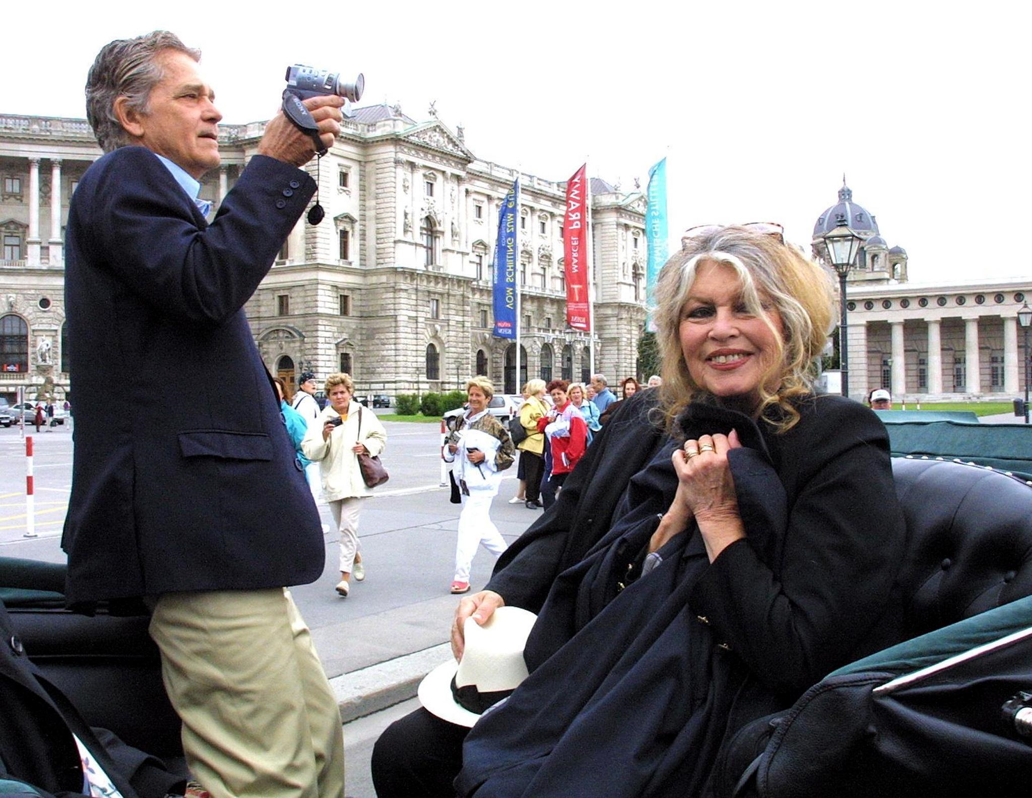 H Brigitte Bardot και ο σύζυγός της, Bernard Ormale, ποζάρουν για τους φωτογράφους στη διάρκεια της επίσκεψής τους στη Βιέννη, 26 Μαΐου 2002