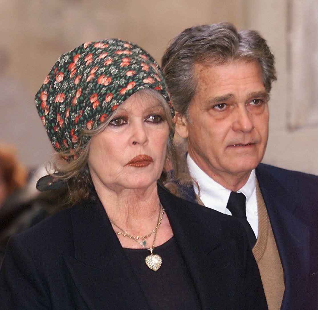 H Brigitte Bardot και ο σύζυγός της , Bernard d'Ormale στην εκκλησία του Σαν Τροπέ για την κηδεία του Roger Vadim, 18 Φεβρουαρίου 2000