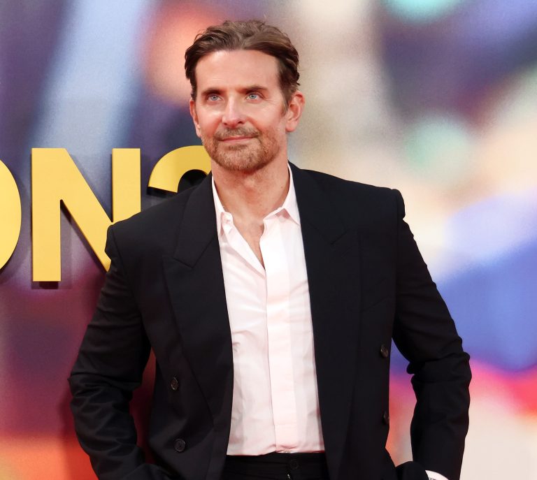 O Bradley Cooper ποζάρει στο κόκκινο χαλί πριν από την προβολή του "Is This Thing On?" στο πλαίσιο του BFI London Film Festival στο Λονδίνο, 14 Οκτωβρίου 2025
