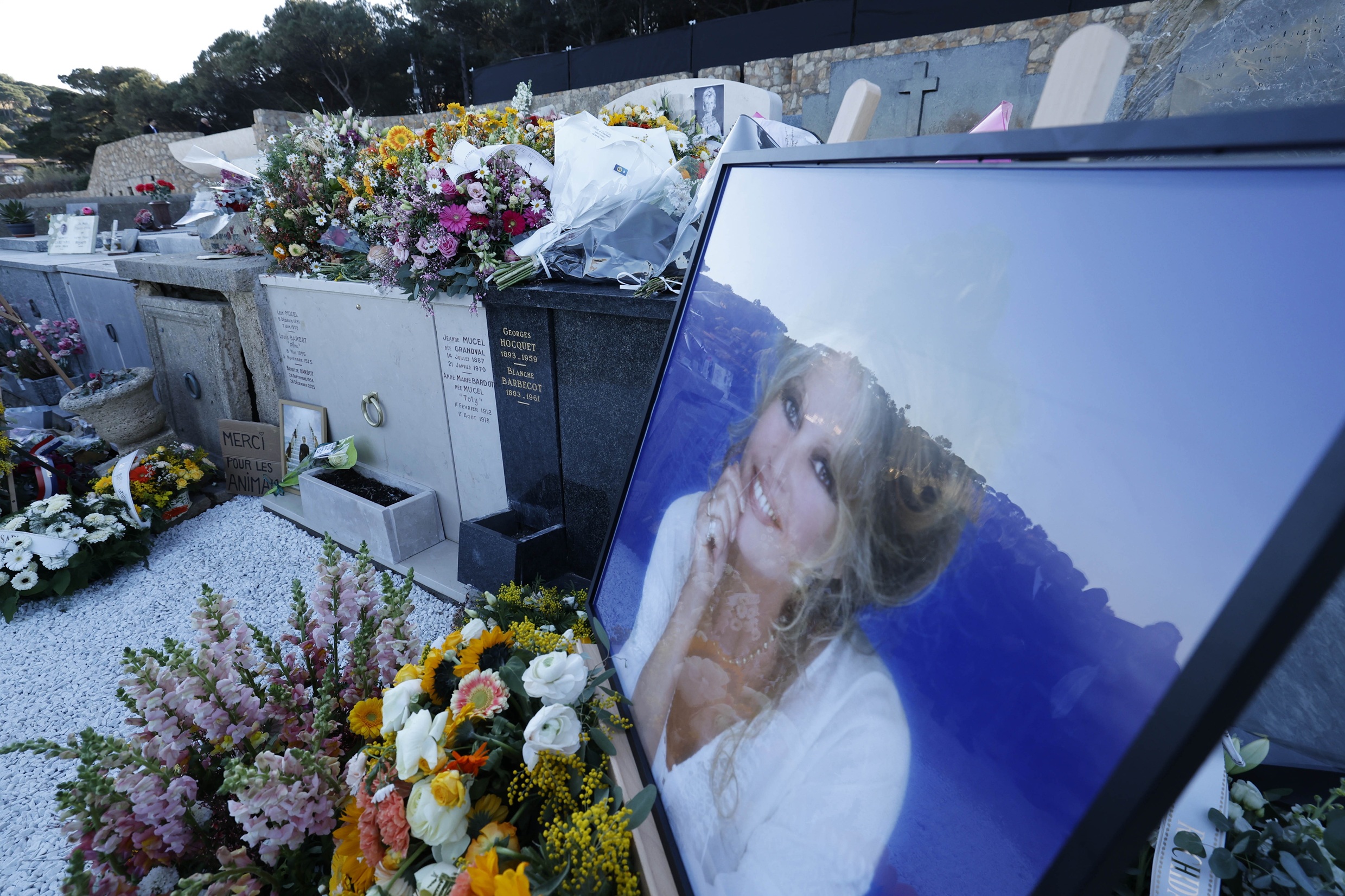 Φωτογραφίες της Brigitte Bardot και στεφάνια λουλουδιών στον τάφο της στο Σαν Τροπέ, 7 Ιανουαρίου 2026