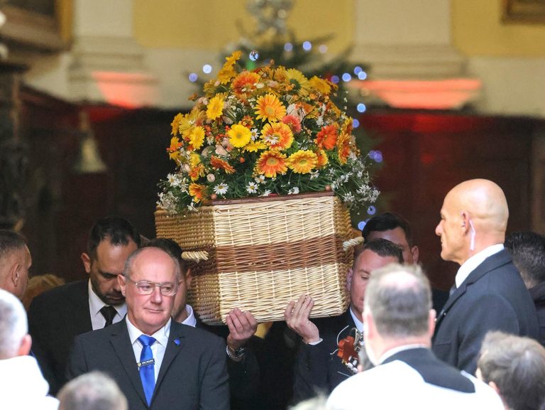 To φέρετρο της Brigitte Bardot μεταφέρεται έξω από την εκκλησία κατά τη διάρκεια της κηδείας της Μπριζίτ Μπαρντό στις 7 Ιανουαρίου 2026 στο Σεν Τροπέ.