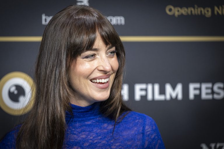 H Dakota Johnson στο Πράσινο Χαλί Έναρξης για το 21ο Φεστιβάλ Κινηματογράφου Ζυρίχης στο Kongresshaus στις 25 Σεπτεμβρίου 2025 στη Ζυρίχη της Ελβετίας