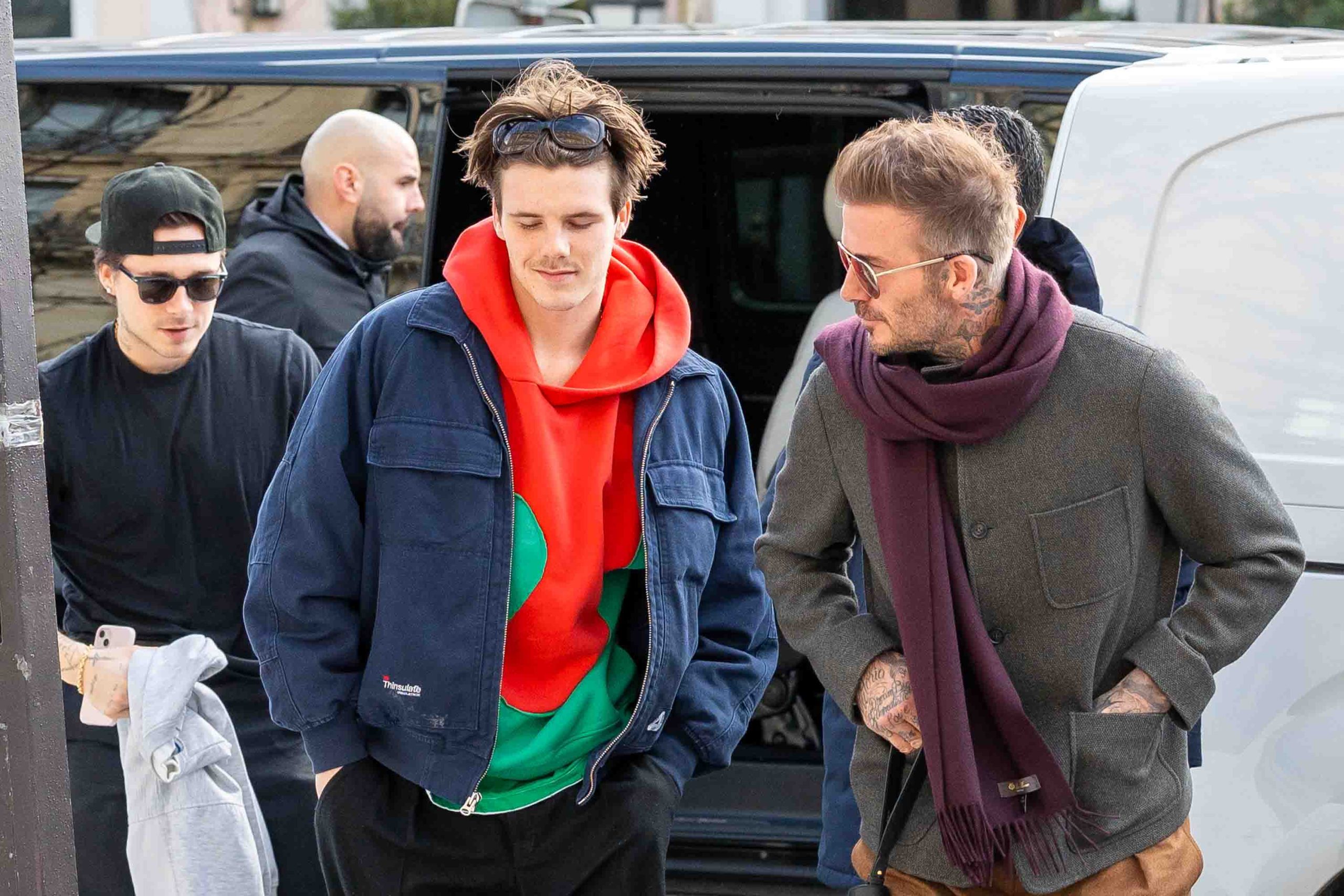 Aπό αριστερά προς τα δεξιά: Οι Brooklyn Beckham, Cruz Beckham και David Beckham την 1η Μαρτίου 2024.
