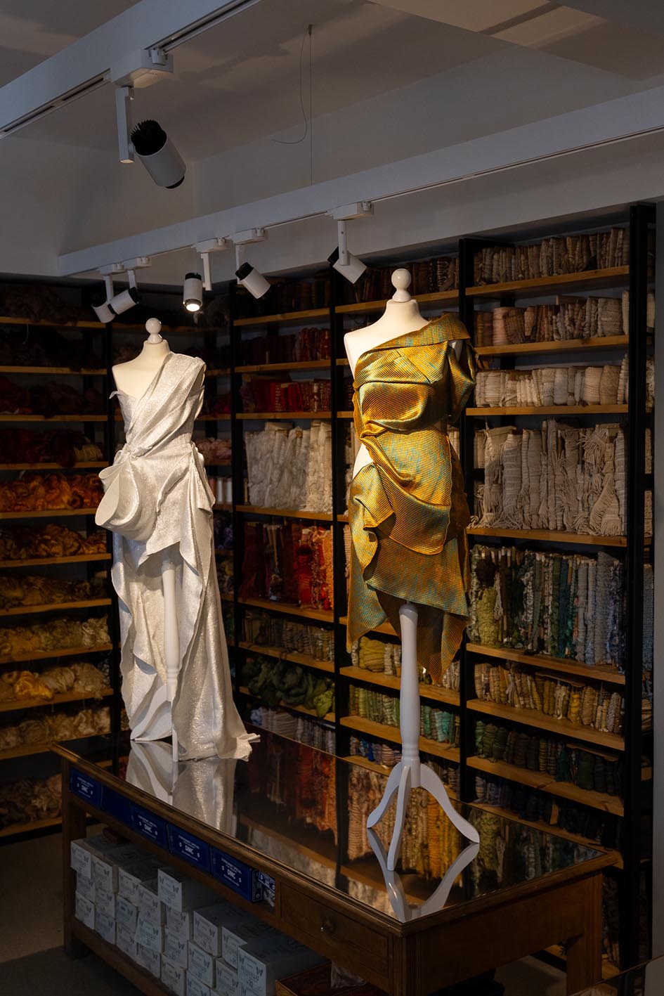 Έκθεση «ΝΗΜΑΤΩΝ ΕΝΔΥΜΑ» της σχεδιάστριας Denise Ελευθερίου, στο ΜΟΥΣΕΙΟ ΜΠΕΝΑΚΗ / ΝΗΜΑΤΟΥΡΓΙΑ ΜΕΝΤΗΣ-ΑΝΤΩΝΟΠΟΥΛΟΣ