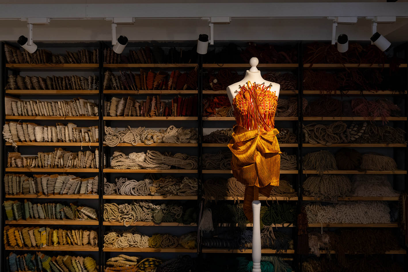 Έκθεση «ΝΗΜΑΤΩΝ ΕΝΔΥΜΑ» της σχεδιάστριας Denise Ελευθερίου, στο ΜΟΥΣΕΙΟ ΜΠΕΝΑΚΗ / ΝΗΜΑΤΟΥΡΓΙΑ ΜΕΝΤΗΣ-ΑΝΤΩΝΟΠΟΥΛΟΣ