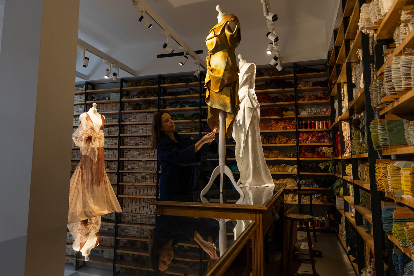 Έκθεση «ΝΗΜΑΤΩΝ ΕΝΔΥΜΑ» της σχεδιάστριας Denise Ελευθερίου, στο ΜΟΥΣΕΙΟ ΜΠΕΝΑΚΗ / ΝΗΜΑΤΟΥΡΓΙΑ ΜΕΝΤΗΣ-ΑΝΤΩΝΟΠΟΥΛΟΣ