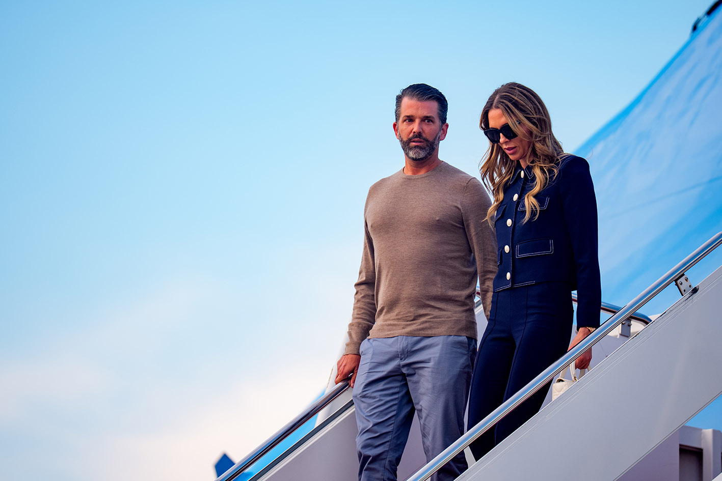 O Donald Trump Jr. και η σύντροφός του Bettina Anderson φτάνουν στην αεροπορική βάση Άντριους, στο Μέριλαντ, στις 29 Ιουλίου 2025, πριν επιβιβαστούν στο Marine One για ένα σύντομο ταξίδι στον Λευκό Οίκο.