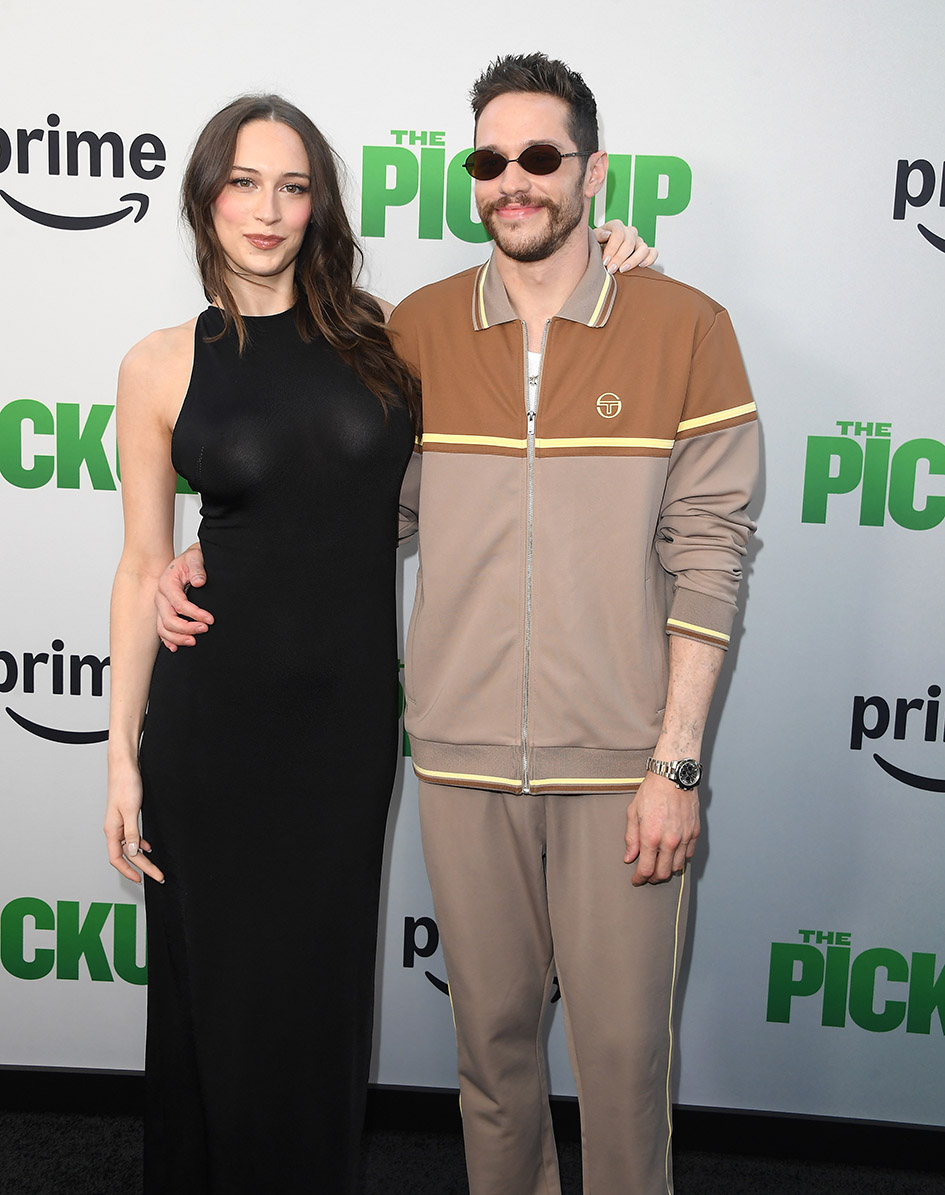 H Elsie Hewitt και ο Pete Davidson φτάνουν στο Regal LA Live στις 27 Ιουλίου 2025 στο Λος Άντζελες της Καλιφόρνια. 