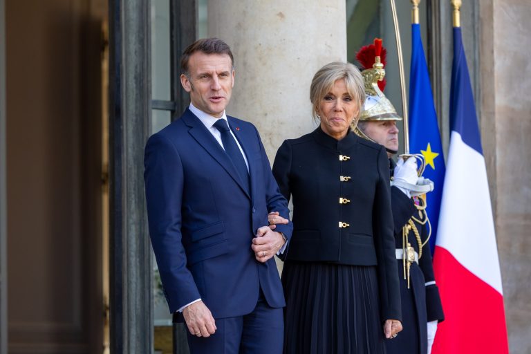 Ο Emmanuel Macron και η Brigitte Macron υποδέχονται τον Ισπανό βασιλιά Felipe στο Μέγαρο των Ηλυσίων, 13 Ιανουαρίου 2026