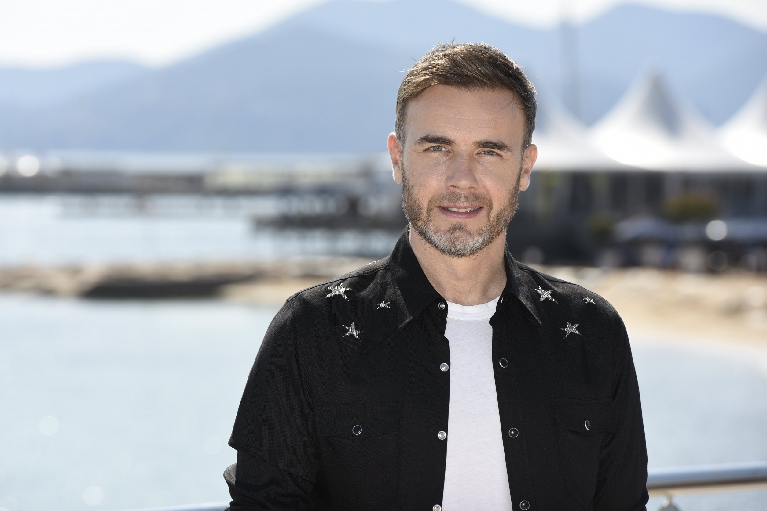 O Gary Barlow ποζάρει για την τηλεοπτική σειρά "Let It Shine"στην διεθνή αγορά οπτικοακουστικού και ψηφιακού περιεχομένου MIPTV 2017 που πραγματοποιήθηκε στο Festival Palace στις Κάννες, 3 Απριλίου 2017