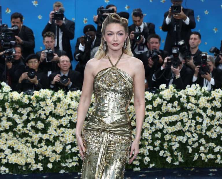 H Gigi Hadid στο κόκκινο χαλί του 2025 Met Gala, 5 Μαΐου 2025