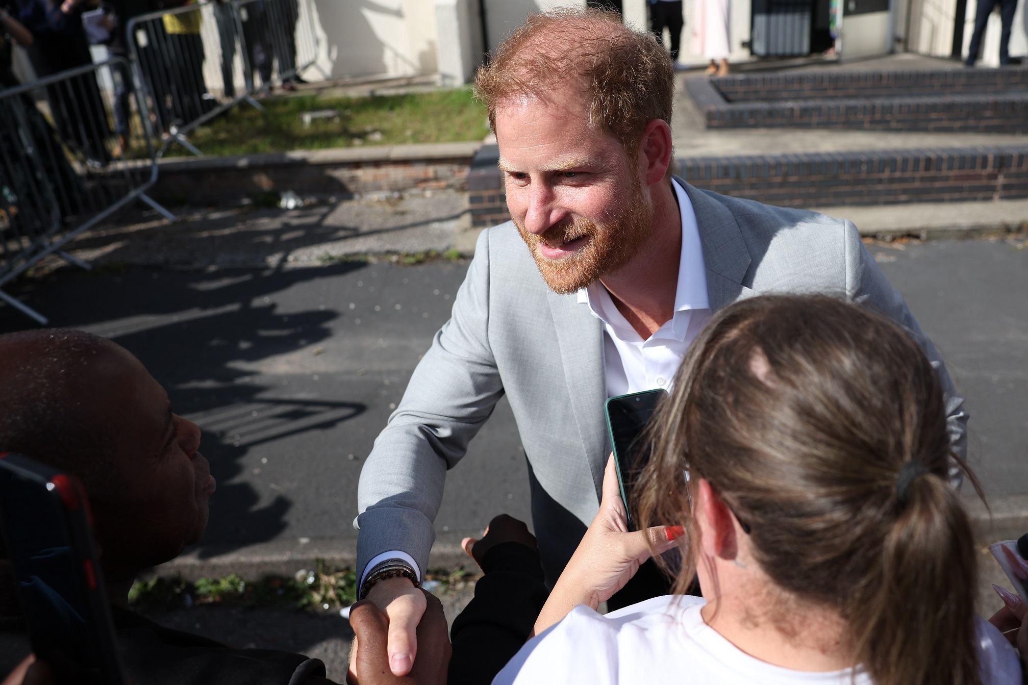 Ο πρίγκιπας Harry χαιρετά θαυμαστές μετά την επίσκεψή του στο Community Recording Studio στο Νότιγχαμ, 9 Σεπτεμβρίου 2025