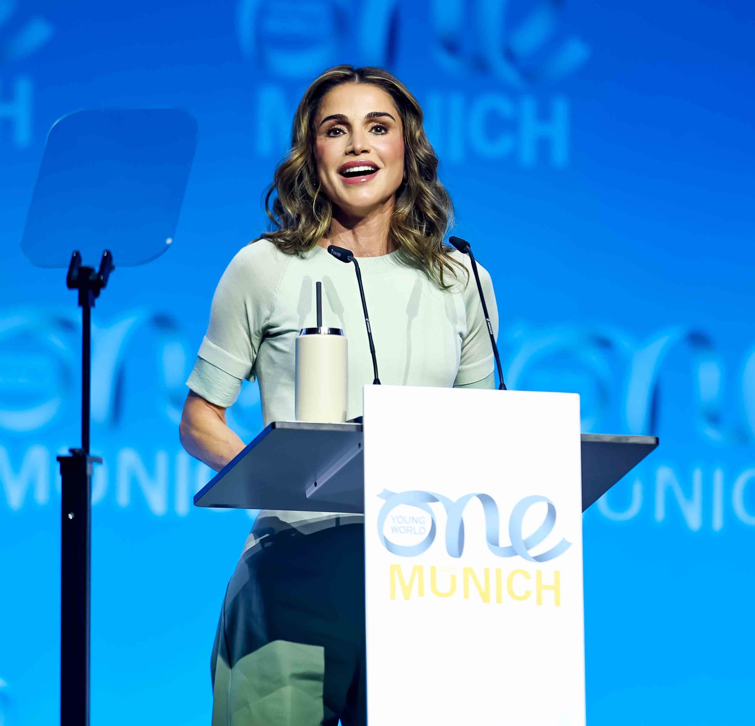 H βασίλισσα Ράνια της Ιορδανίας απευθύνει ομιλία στην τελετή έναρξης του One Young World στο Olympiapark στις 3 Νοεμβρίου 2025 στο Μόναχο της Γερμανίας.