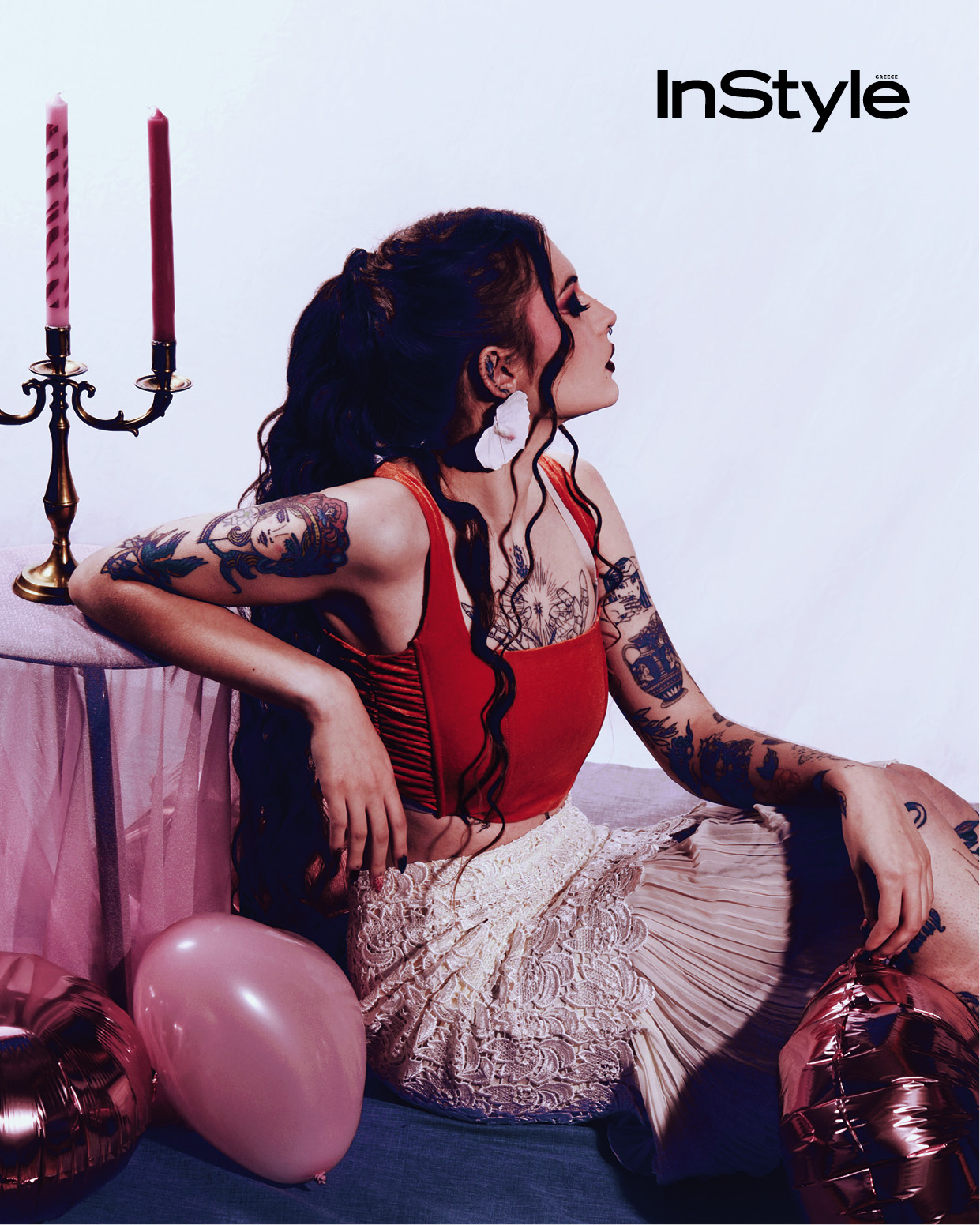 μοντέλο με κόκκινα και ροζ ρούχα