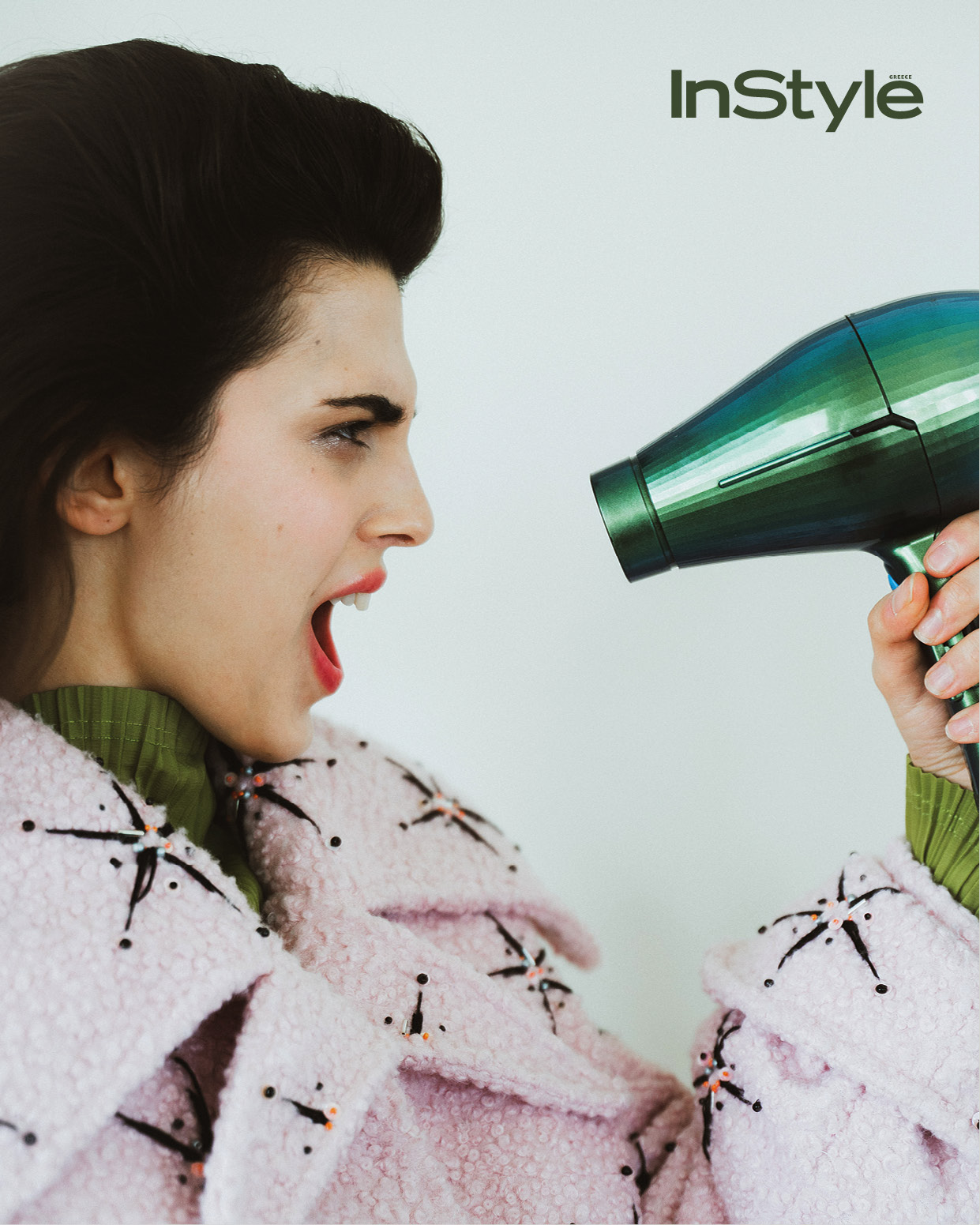 γυναίκα με πιστολάκι