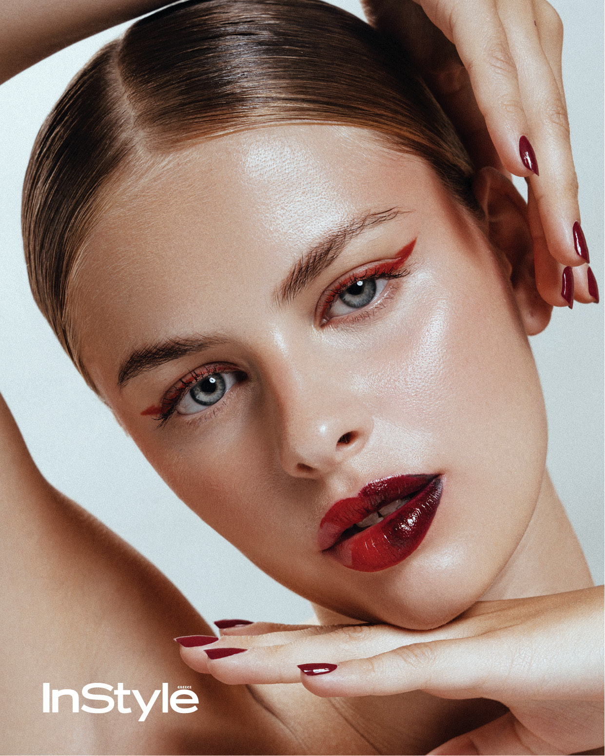 πρόσωπο γυναίκας με κόκκινο μακιγιάζ και νύχια