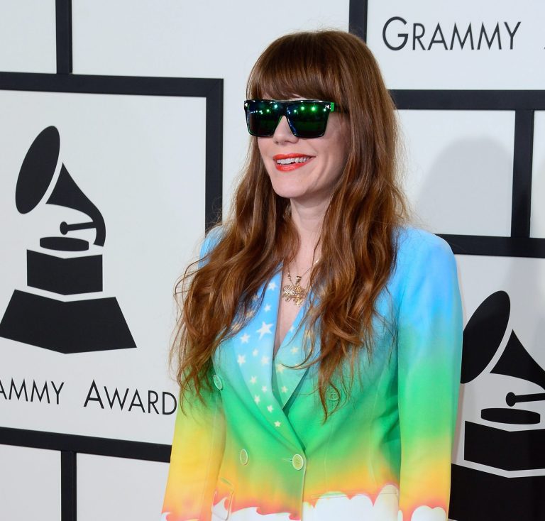Η Jenny Lewis στα 57α Grammy Awards, που που διοργανώνονται στο Staples Center του Λος Άντζελες, 8 Φεβρουαρίου 2015