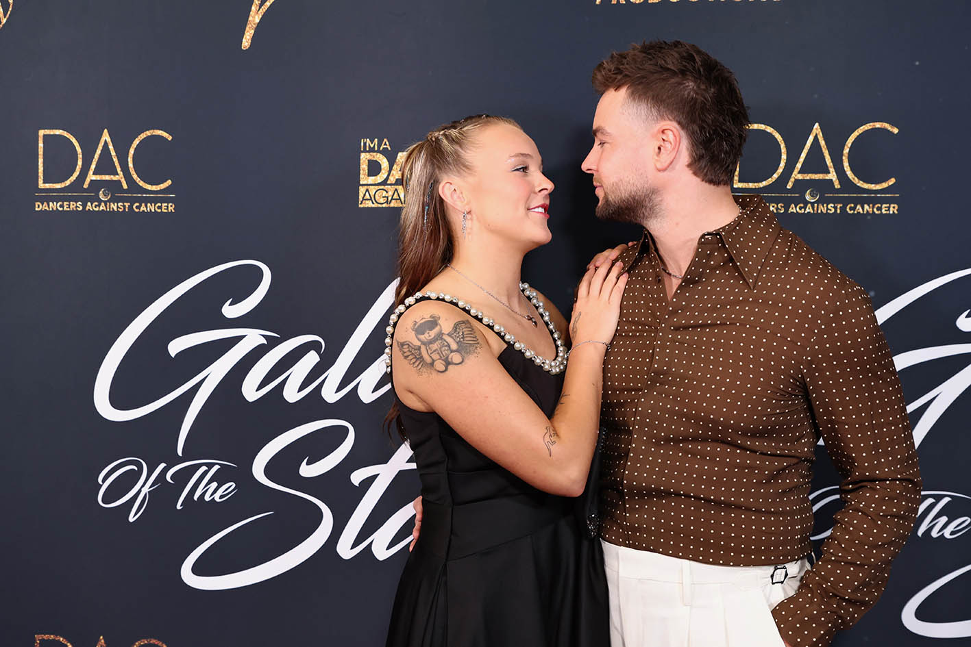 H JoJo Siwa και ο Chris Hughes στο Gala of the Stars του Dancers Against Cancer 2025 στο The Beverly Hilton στις 21 Οκτωβρίου 2025 στο Μπέβερλι Χιλς της Καλιφόρνια. 