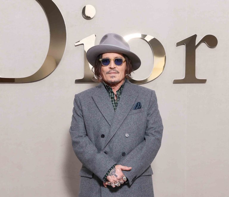 O Johnny Depp στην επίδειξη γυναικείας ένδυσης Christian Dior Άνοιξη/Καλοκαίρι 2026 στο πλαίσιο της Εβδομάδας Μόδας του Παρισιού την 1η Οκτωβρίου 2025.