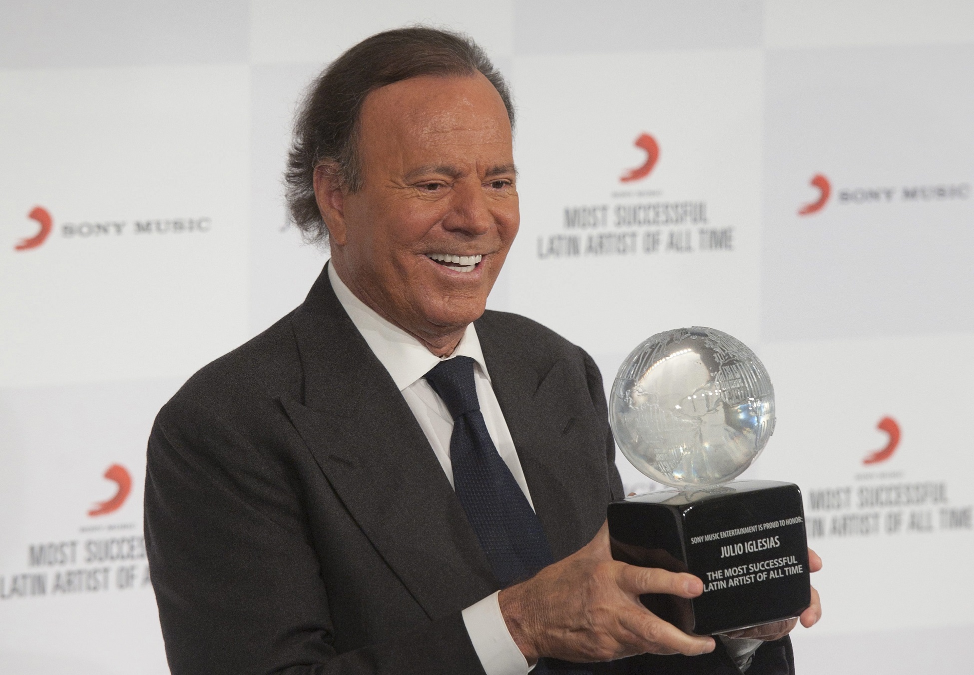 Ο Julio Iglesias λαμβάνει βραβείο ως Ο πιο επιτυχημένος Λατίνος καλλιτέχνης όλων των εποχών, στη διάρκεια συνέντευξης Τύπου στο Dorchester Hotel στο Λονδίνο, 12 Μαΐου 2014