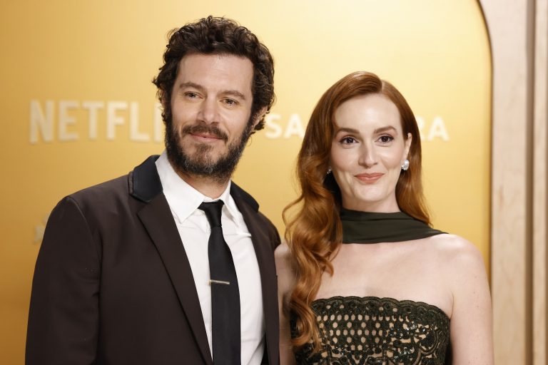 Ο Adam Brody και η Leighton Meester στο κόκκινο χαλί για τα 31α Screen Actor Guild Awards στο Shrine Auditorium του Λος Άντζελες, 23 Φεβρουαρίου 2025