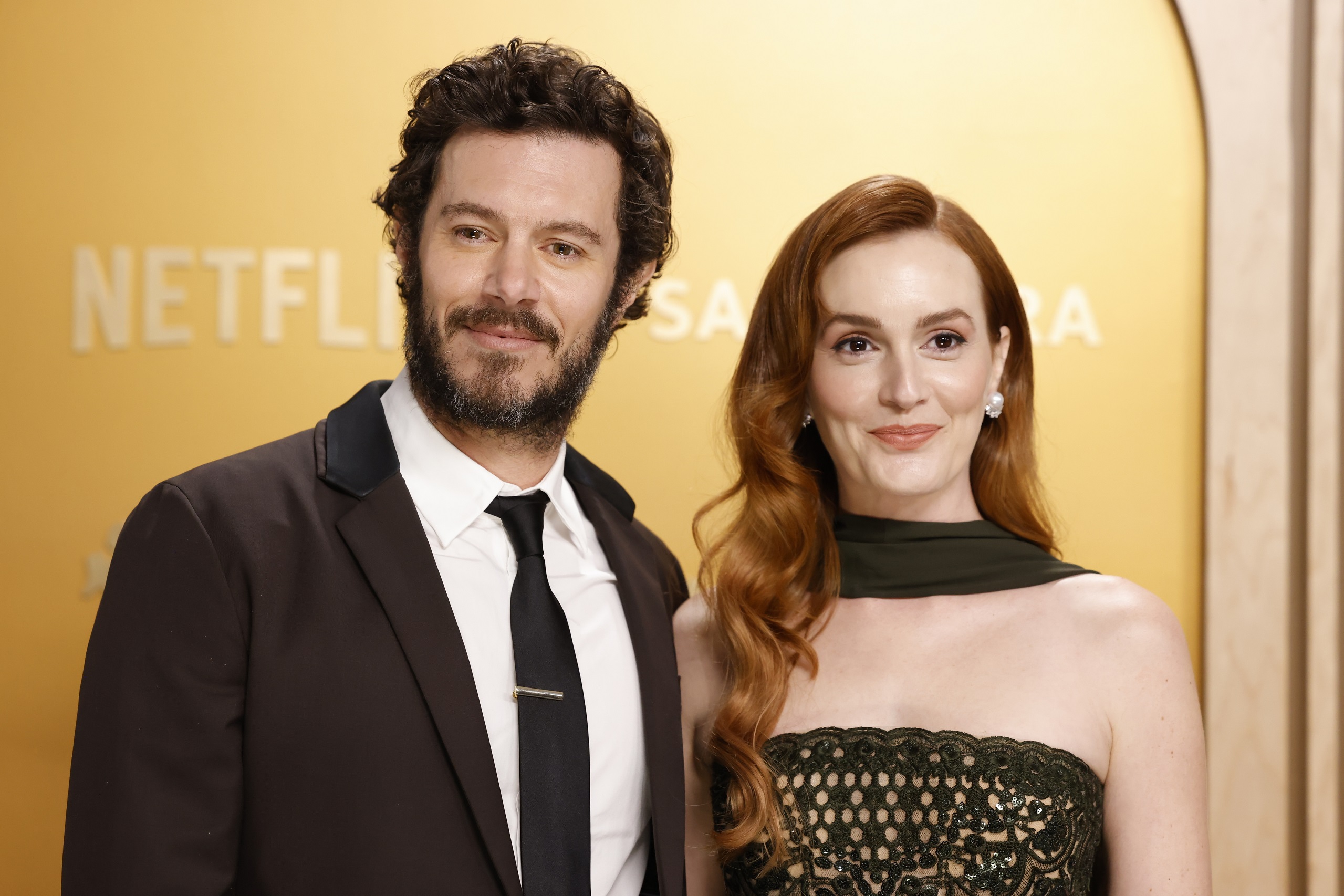Ο Adam Brody και η Leighton Meester στο κόκκινο χαλί για τα 31α Screen Actor Guild Awards στο Shrine Auditorium του Λος Άντζελες, 23 Φεβρουαρίου 2025