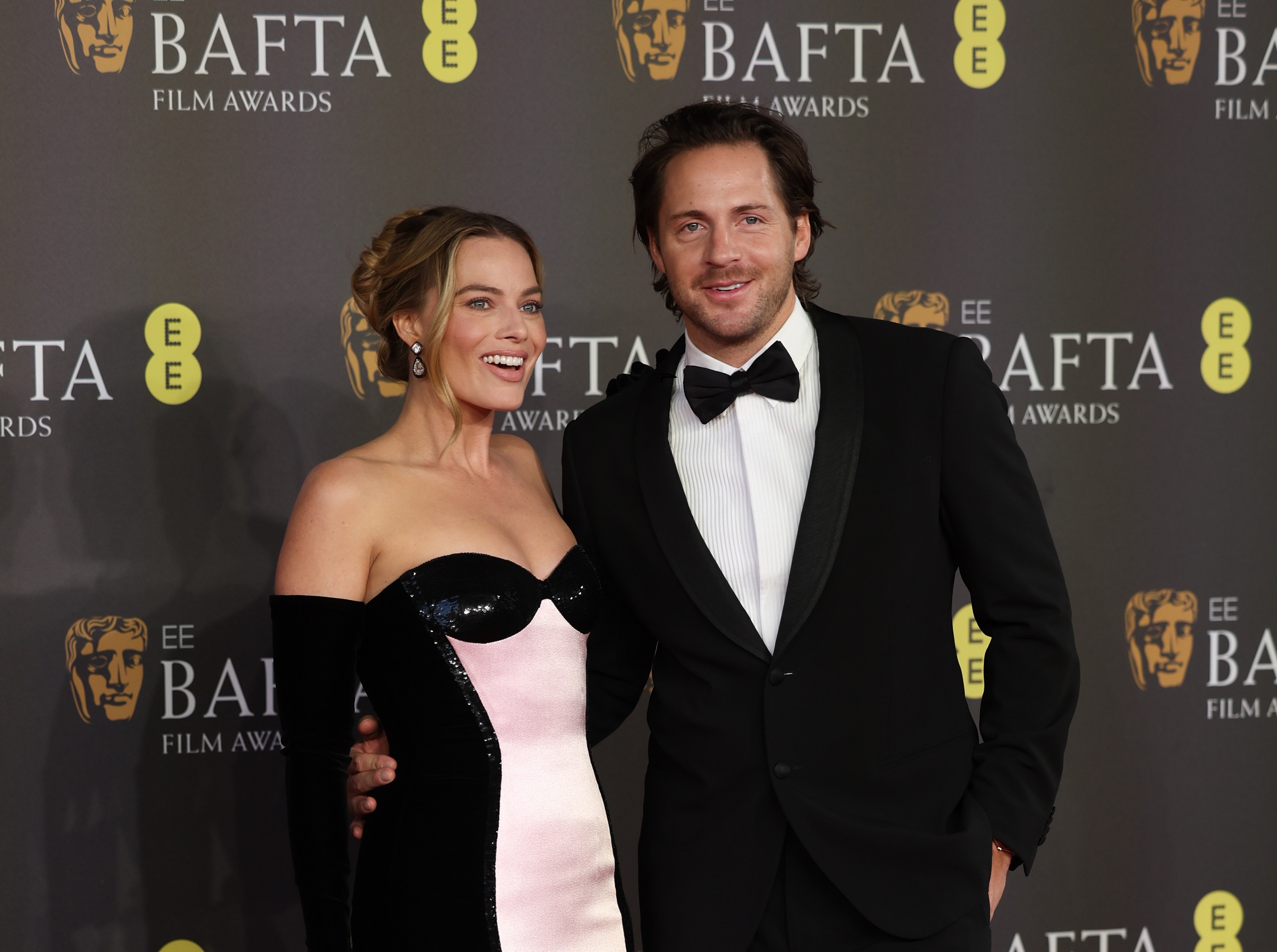 H Margot Robbie και ο σύζυγός της, Tom Ackerley, παρευρίσκονται στα 2024 EE BAFTA Film Awards στο Royal Festival Hall του Λονδίνου, 18 Φεβρουαρίου 2024