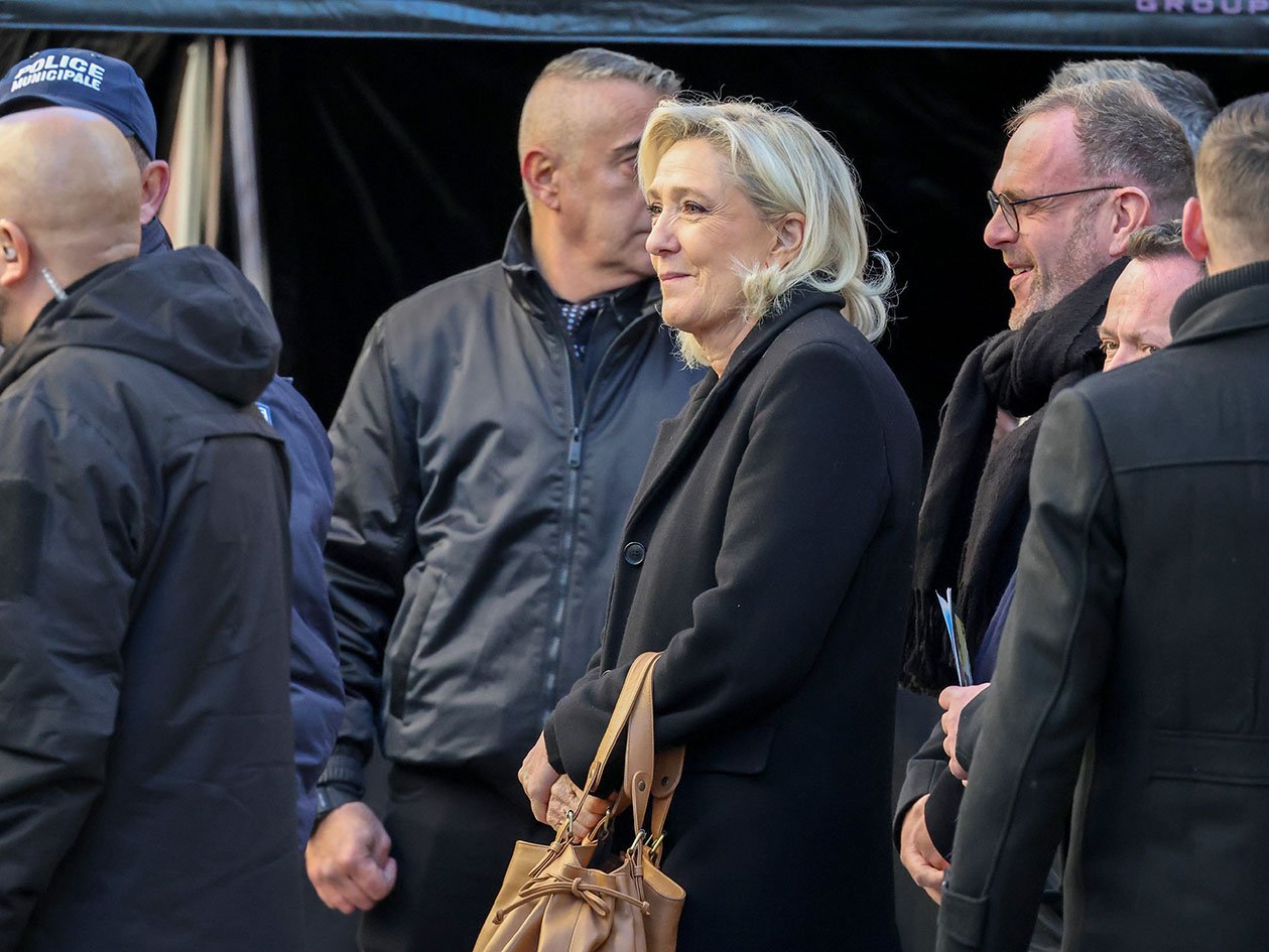 H Marine Le Pen παρευρέθηκε στην κηδεία της Brigitte Bardot στις 7 Ιανουαρίου στο Saint-Tropez. 