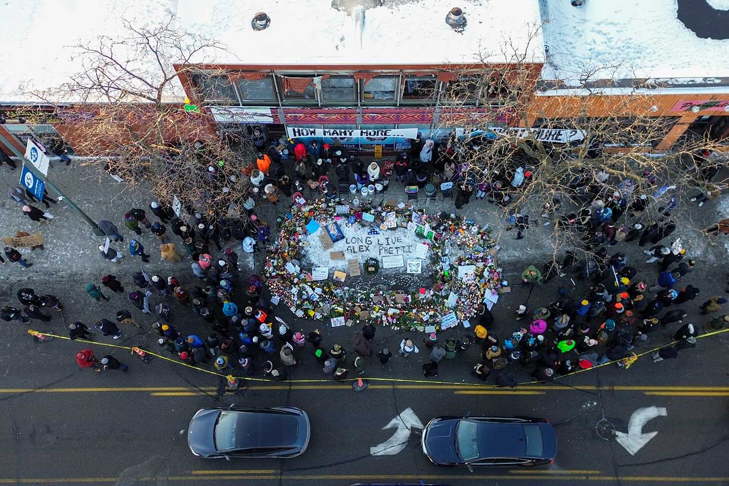 Διαδηλωτές τηρούν αγρυπνία για τον Alex-Pretti, τον άνδρα που πυροβολήθηκε θανάσιμα από την ομοσπονδιακή υπηρεσία μετανάστευσης την προηγούμενη ημέρα στη Μινεάπολη των Ηνωμένων Πολιτειών, στις 25 Ιανουαρίου 2026. 